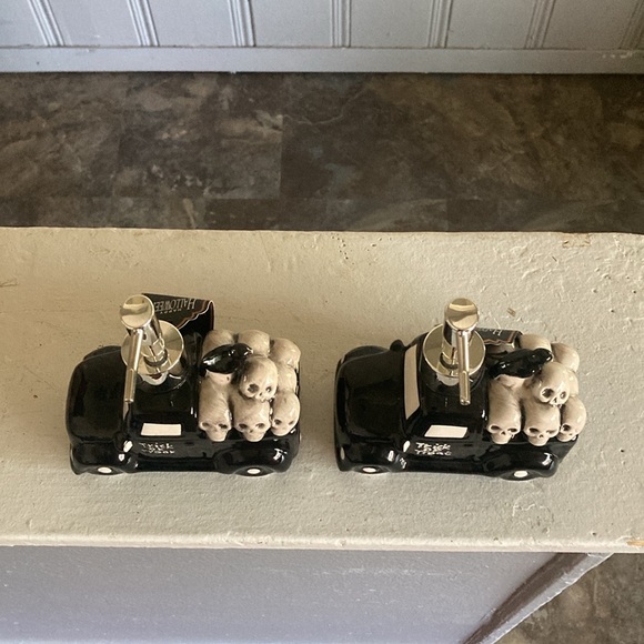 NWT- Set of 2- 10.9oz- Black Ceramic Trick or Treat Truck Soap Dispensers 💀🐦‍⬛ - Picture 8 of 16
